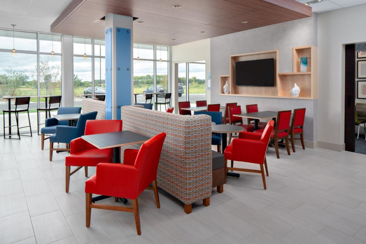 Holiday Inn Express & Suites - Elkhorn - Lake Geneva Area By Ihg Exterior foto