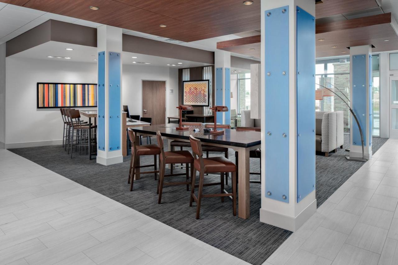 Holiday Inn Express & Suites - Elkhorn - Lake Geneva Area By Ihg Exterior foto